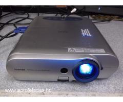 toshiba tlp-b2 projektor eladó.vga,rca ,s-video.+ajándék müködő kijelzőtlen laptop.kipróbálhatók.